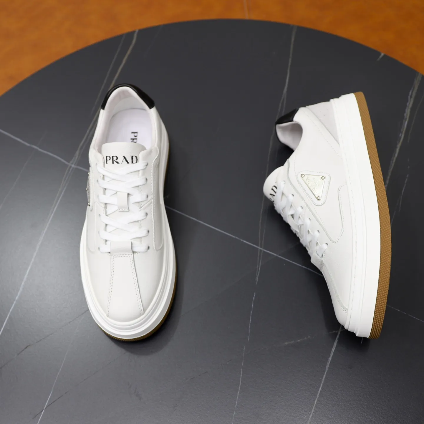 Ex-factory price: 440💰🙅‍♂️🙅‍♂️🙅‍♂️ Brand: PRADA Standard code: 38–44 (45 can be customized) Grade: Same as the official website Material: Original cowhide fabric Comfortable pigskin lining Lightweight wear-resistant outsole Style category: Men's fashionable casual shoes and boots Running sports shoes Distinguished luxury brand elements Top luxury Color: actual picture color